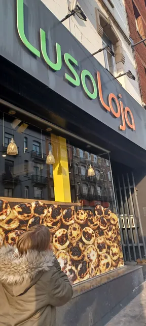 La façade noire de la LusoLoja avec l'enseigne verte et orange