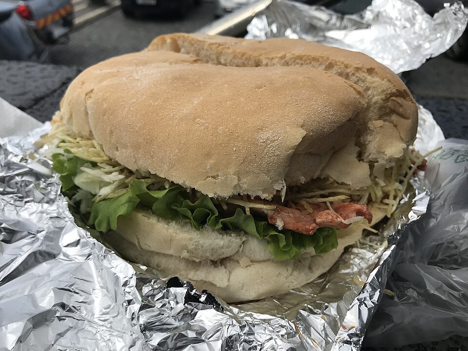 Une bifana, le sandwich au porc mariné