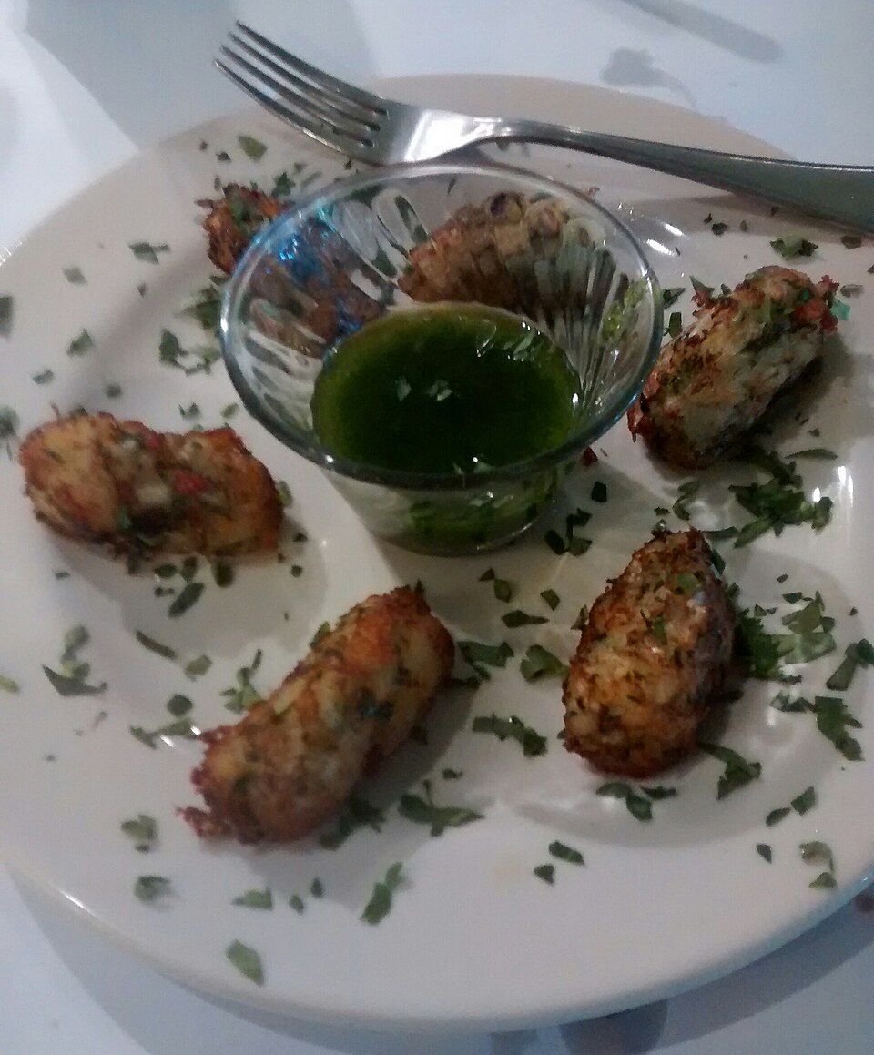 Pastéis de bacalhau et sauce verte