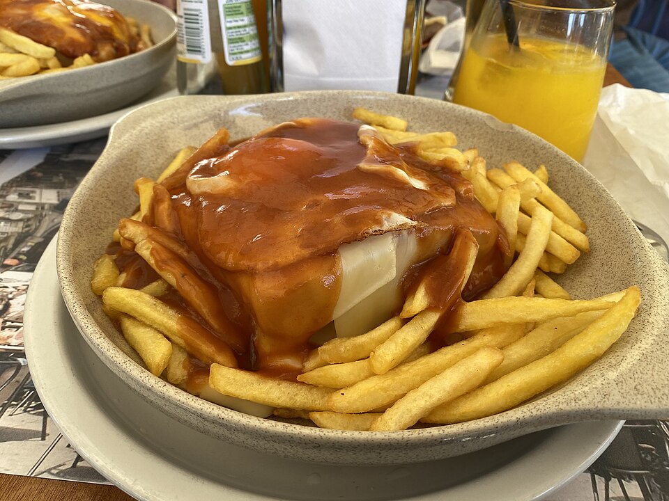 Francesinha nappée de sauce avec des frites